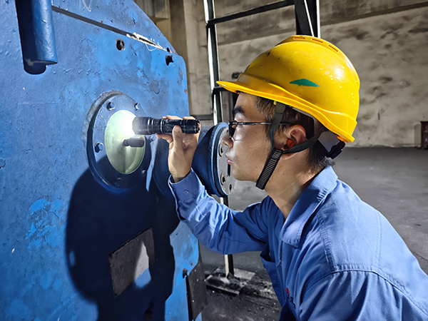 8月14日，動力車間三期現(xiàn)場，運行人員正在給煤機處檢查給煤情況 (1).jpg