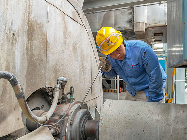 251756090628116738.jpg 青工李喆現(xiàn)場巡檢.jpg