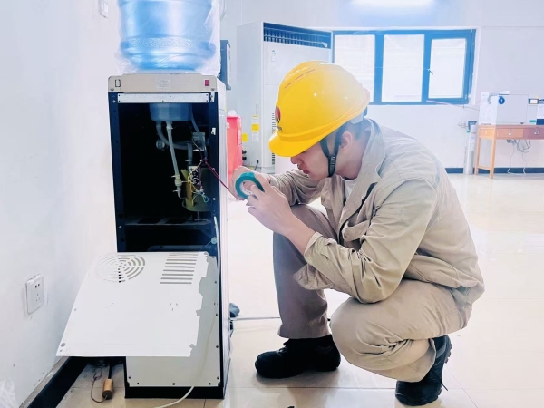 2025年中期檢修，彬州公司電儀分部職工劉鵬遠修理飲水機.jpg