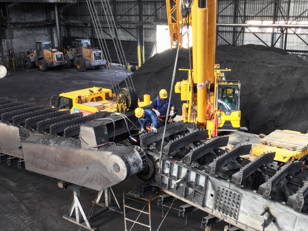 271756263910809067.jpg 堆取料機(jī)現(xiàn)場.jpg