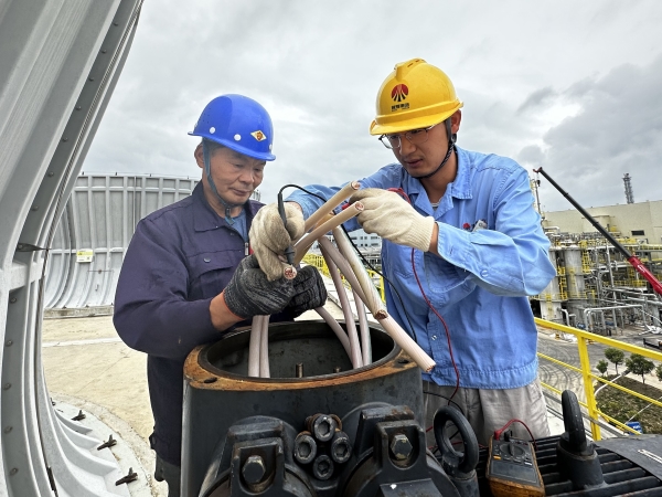 291756427586556217.jpg 電氣檢修工劉沖測(cè)量接線絕緣.jpg