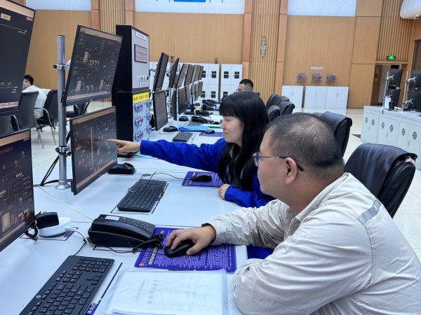 291756428913138045.jpg 成璠在中控進(jìn)行監(jiān)盤.jpg