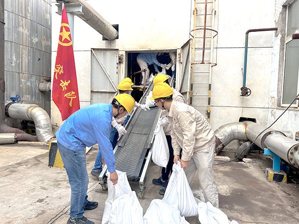 9月10日，動力車間脫鹽水工段團員突擊隊正在裝填石英砂.jpg