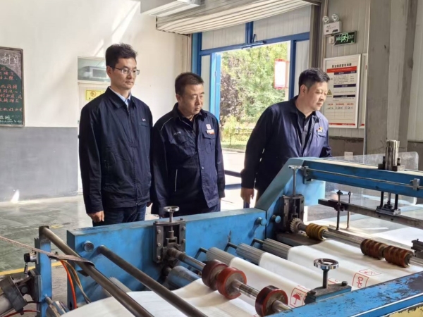 9月22日，延長石油物流包裝制品分公司總經(jīng)理在重載膜車間，結合生產(chǎn)實際，向渭河塑業(yè)考察人員詳解工藝與管理要點。.jpg