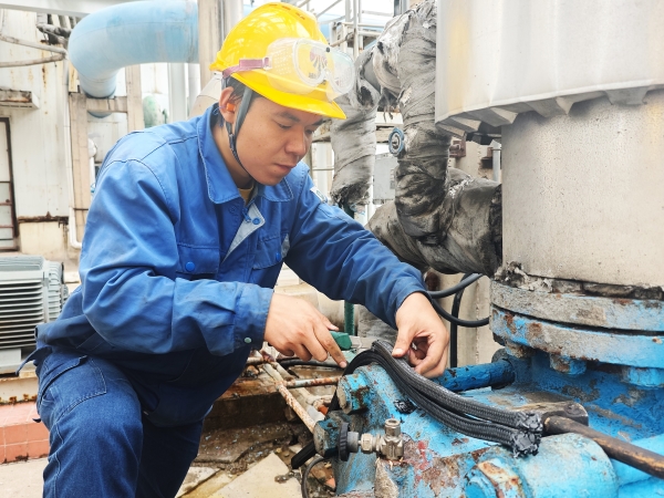 101760078176870648.jpg 李玄在檢修現(xiàn)場(chǎng)切割填料.jpg