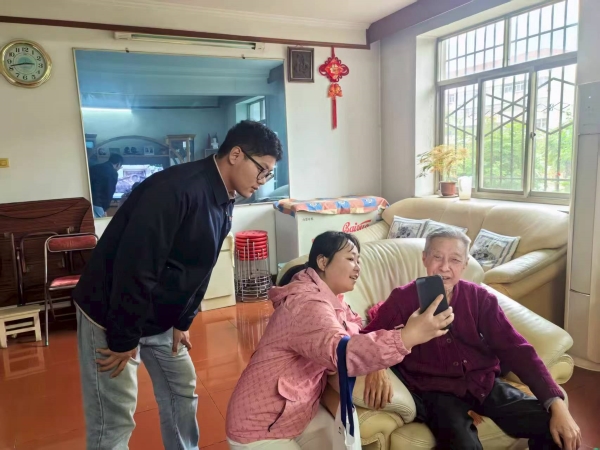 131760313852443836.jpg 10月10日 人力資源部組織開展線下年檢專項服務(wù).jpg