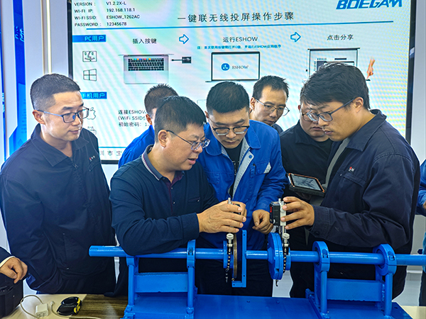 291761696424199732.jpg 廠家售后人員對(duì)職工進(jìn)行答疑解惑.jpg