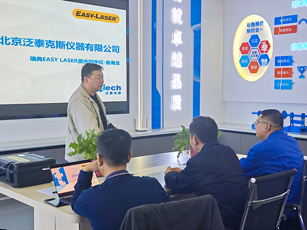 291761696439234212.jpg 機(jī)械修造部設(shè)備工程師蔣凌霄對(duì)職工進(jìn)行學(xué)習(xí)說(shuō)明.jpg