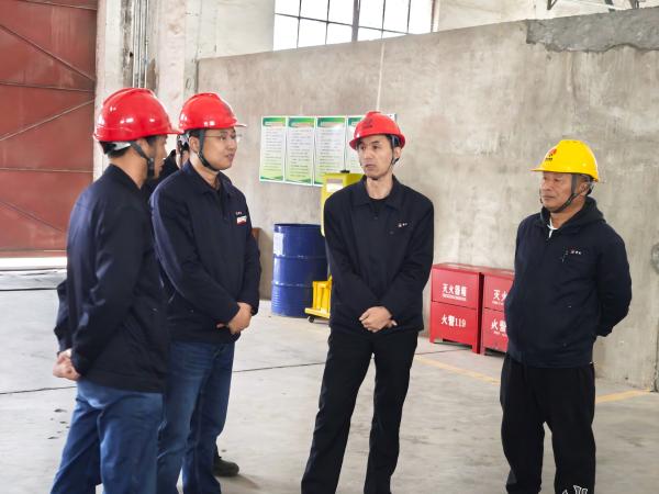 11月5日，公司領(lǐng)導(dǎo)任黨宏深入庫(kù)房檢查 (2)(1).jpg