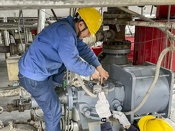 11月7日立冬當天，冒著寒風細雨，計控電儀部儀表工們正在現(xiàn)場進行檢修工作，為冬季裝置平穩(wěn)運行筑牢安全屏障3  futu.jpg