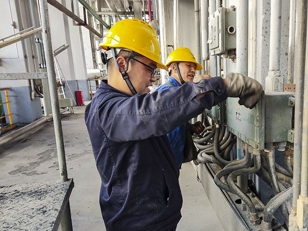 11月7日立冬當天，冒著寒風細雨，計控電儀部儀表工們正在現(xiàn)場進行檢修工作，為冬季裝置平穩(wěn)運行筑牢安全屏障.jpg